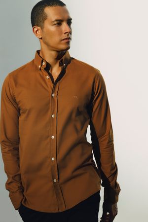 CAMISA MANGA LONGA OXFORD UNICOLOR CARAMELO